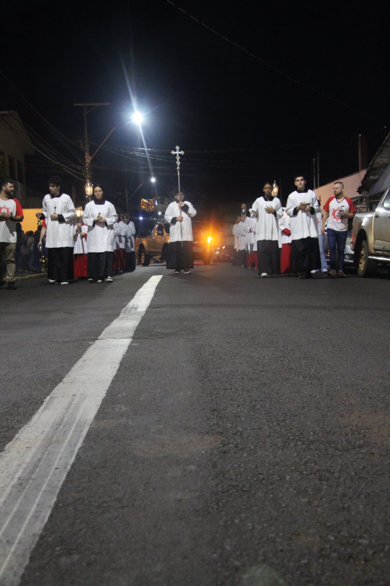 Procissão do Senhor Morto percorrendo a rua à noite