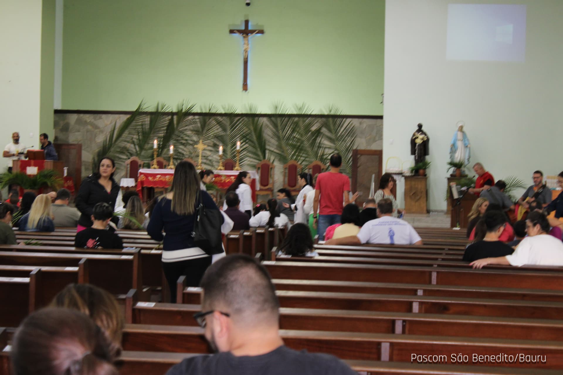 Fiéis com ramos diante do altar da Matriz