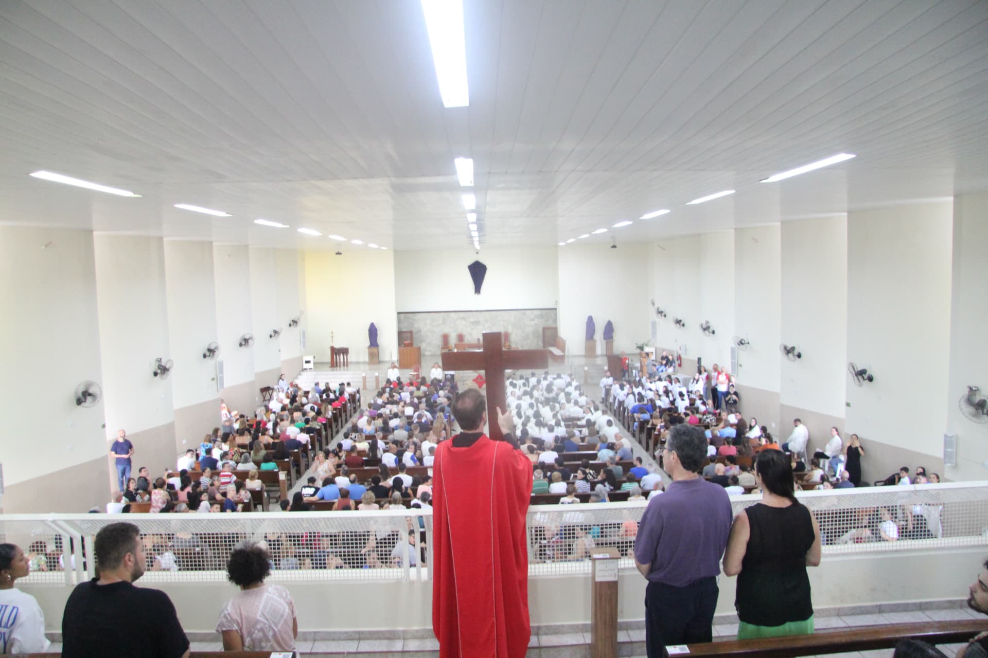 Vista do coro com a igreja repleta de fiéis