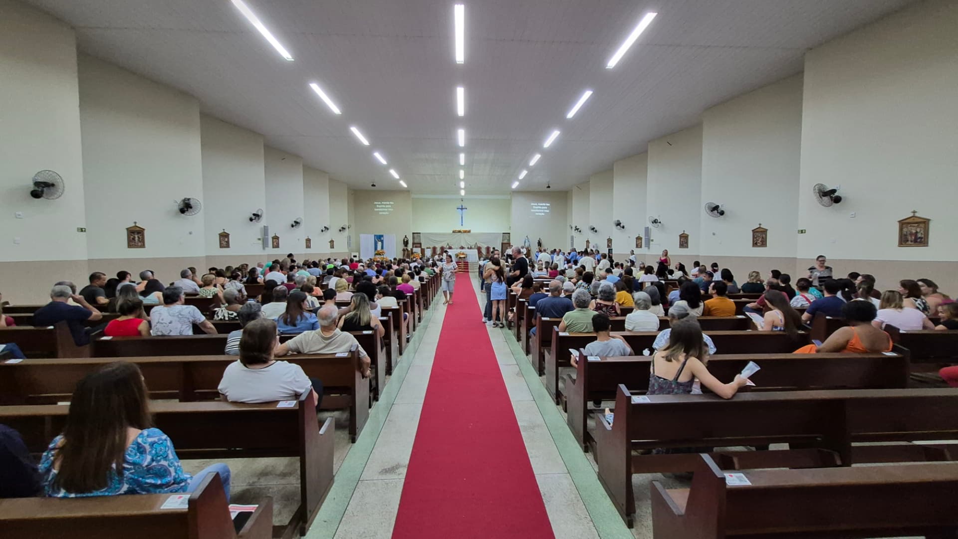 Igreja repleta de fiéis durante a Vigília Pascal