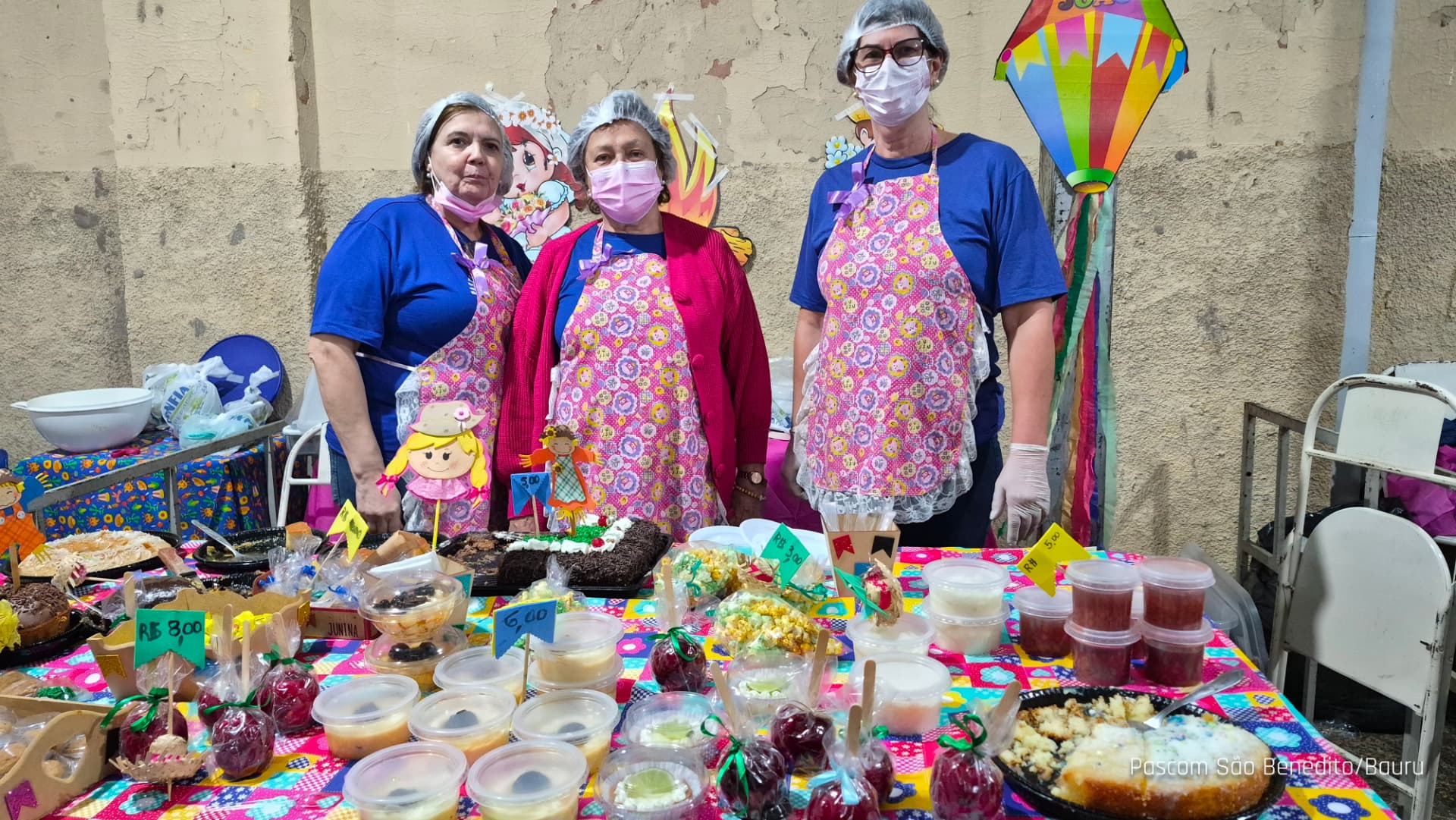 Barraca de doces e bolos no segundo dia da quermesse