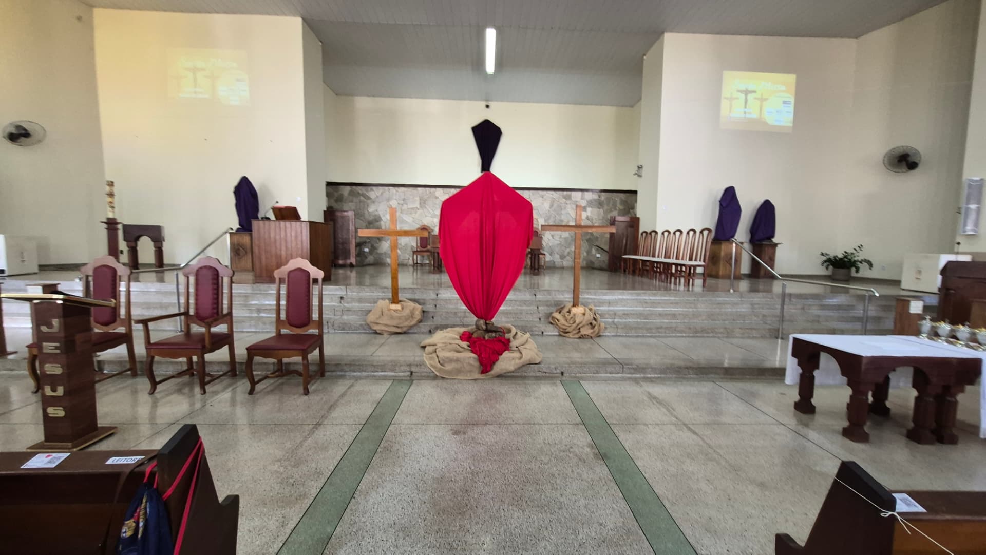 Presbitério preparado com as cruzes e o pano vermelho da Sexta-feira Santa