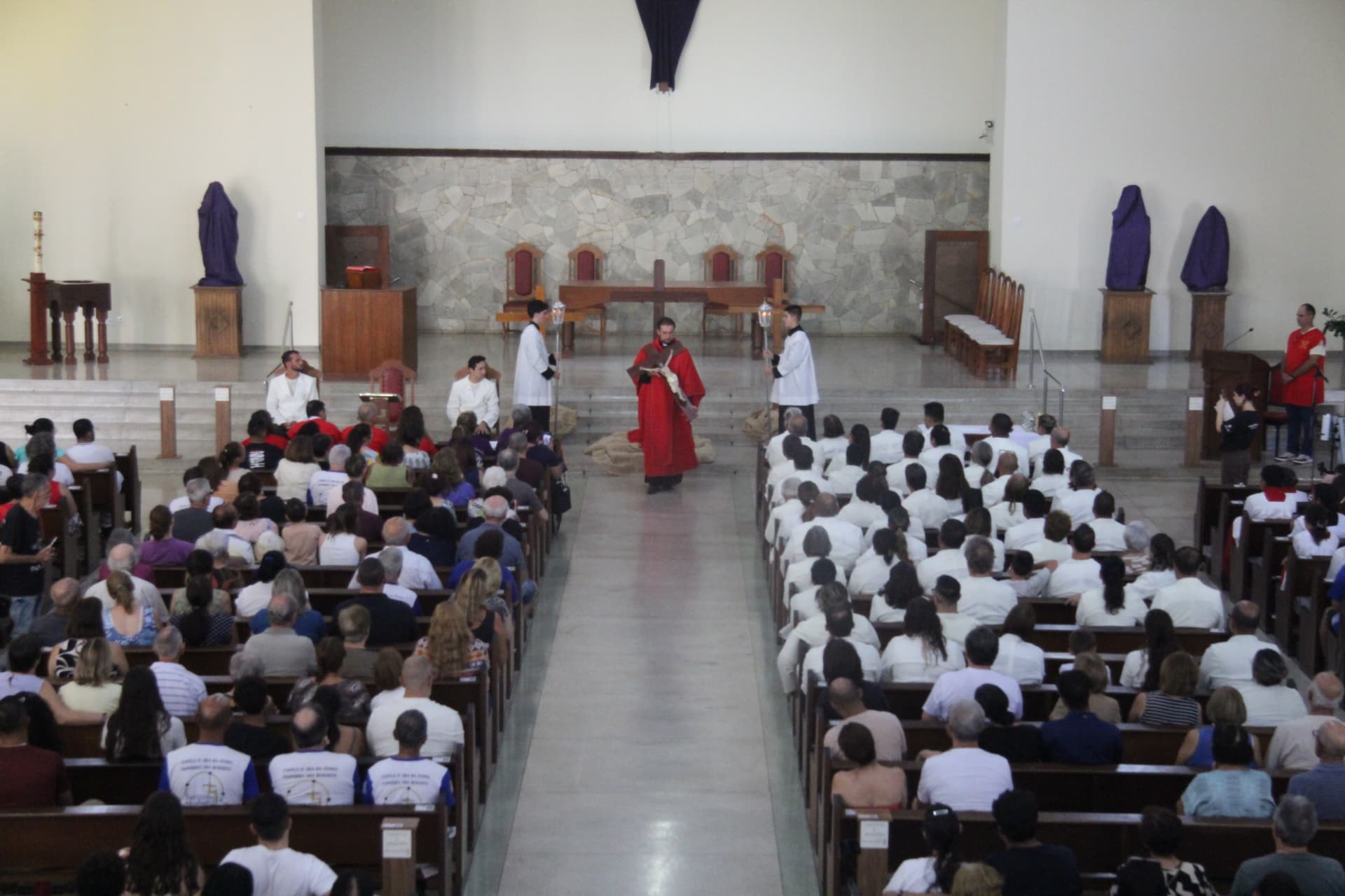 Comunidade reunida na matriz para a Celebração da Paixão