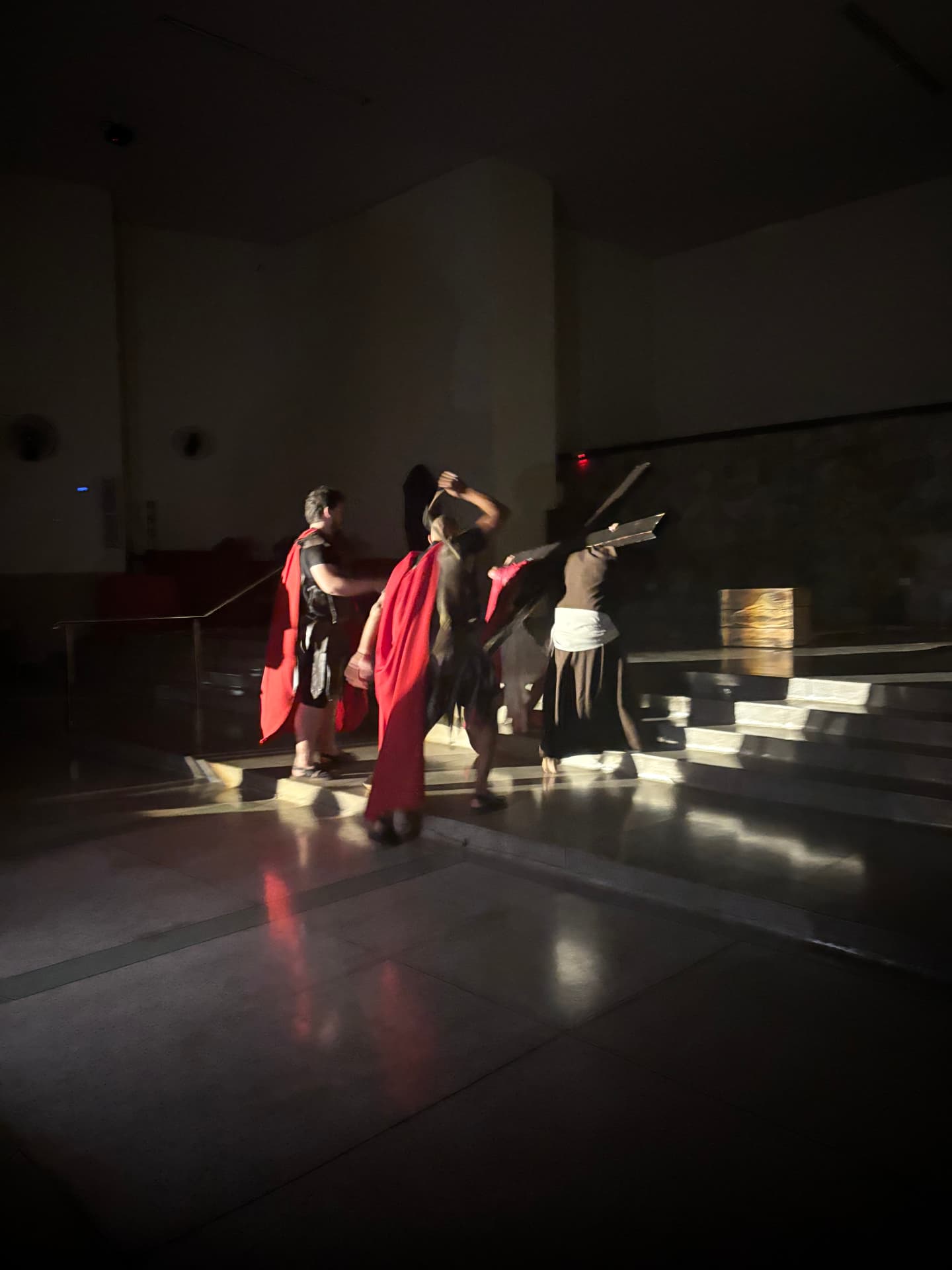 Jesus carregando a cruz acompanhado dos soldados