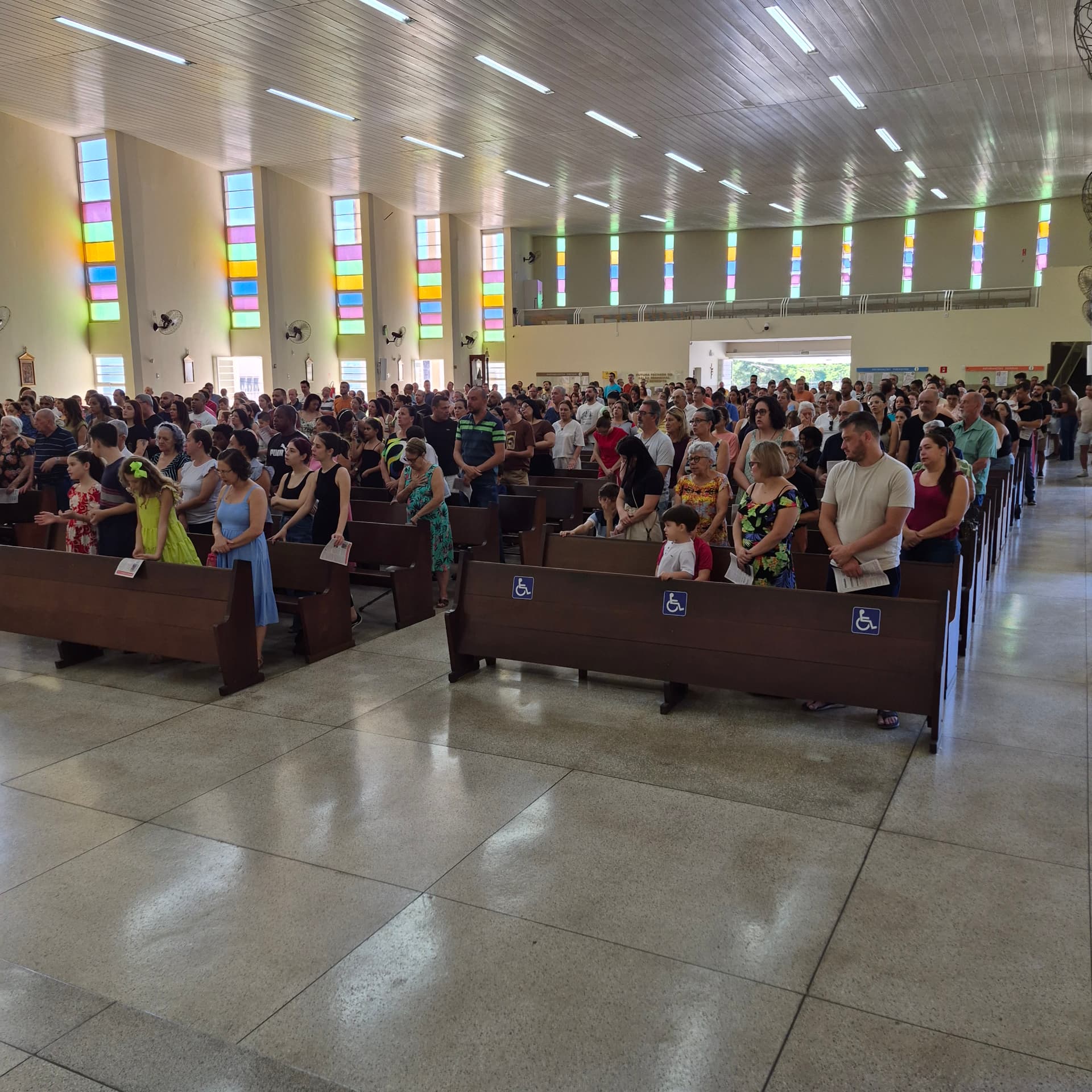 Igreja cheia na Missa da Ressurreição do Domingo de Páscoa
