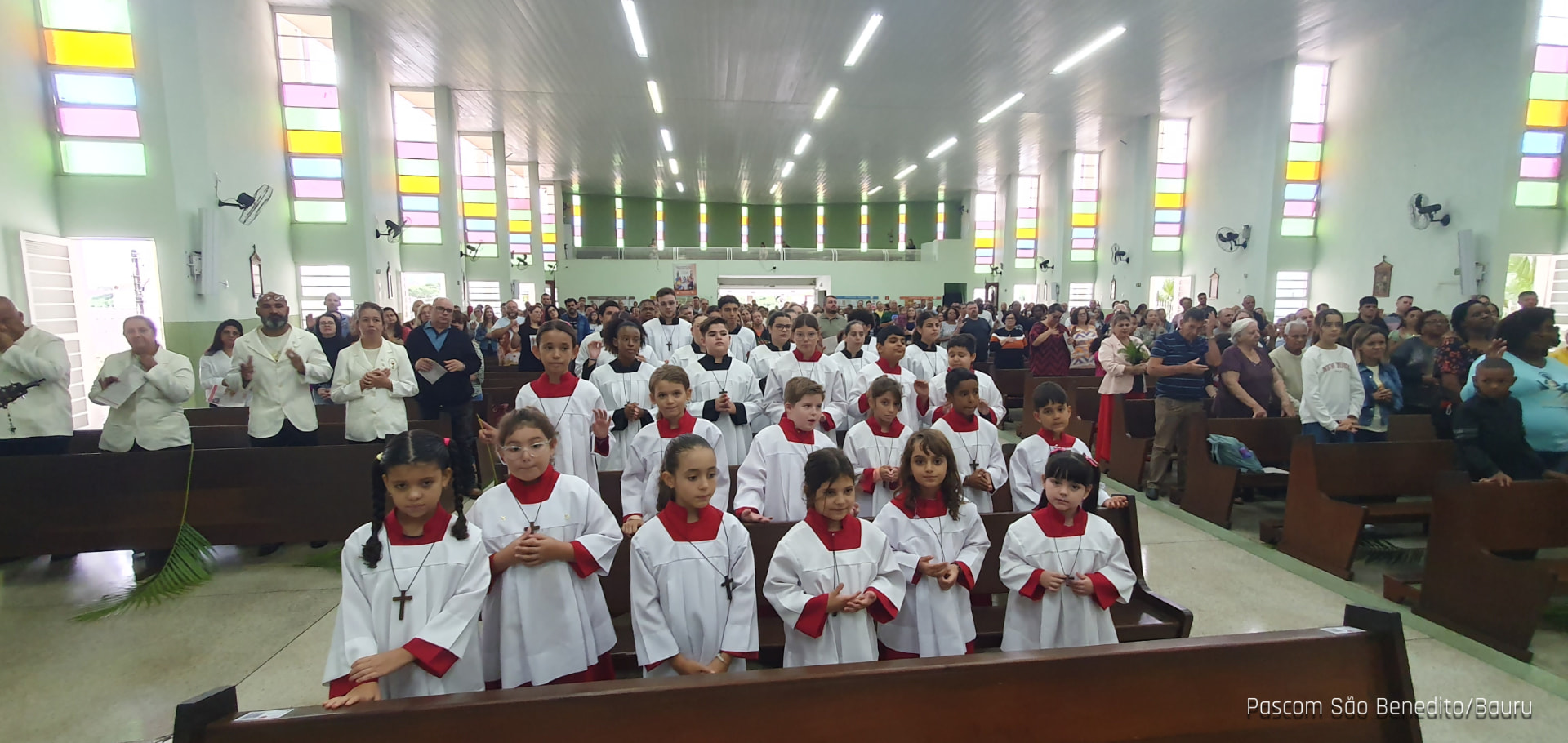 Coroinhas reunidos na Missa de Ramos na Matriz de São Benedito