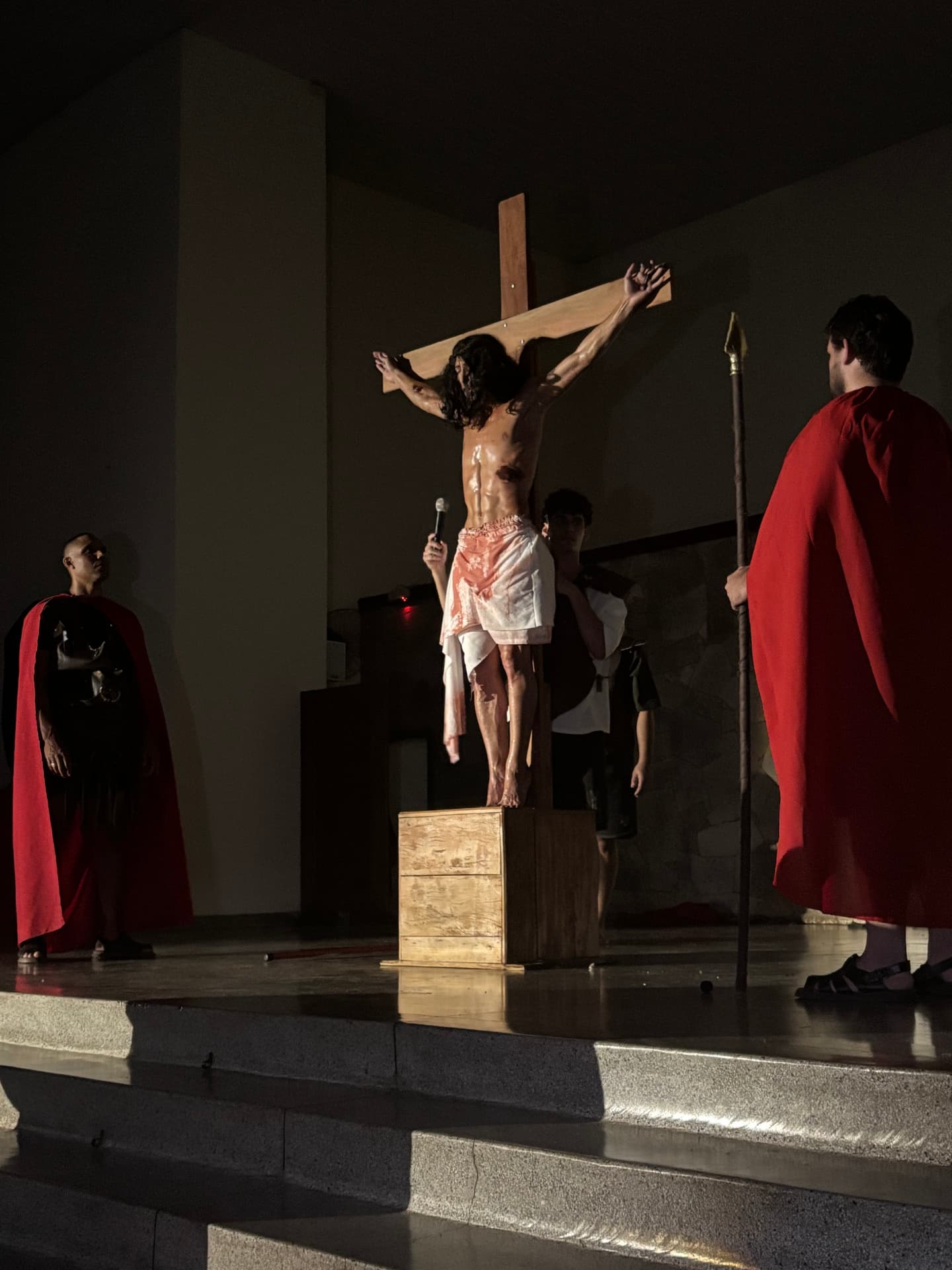 Momento final da crucificação na encenação da Paixão