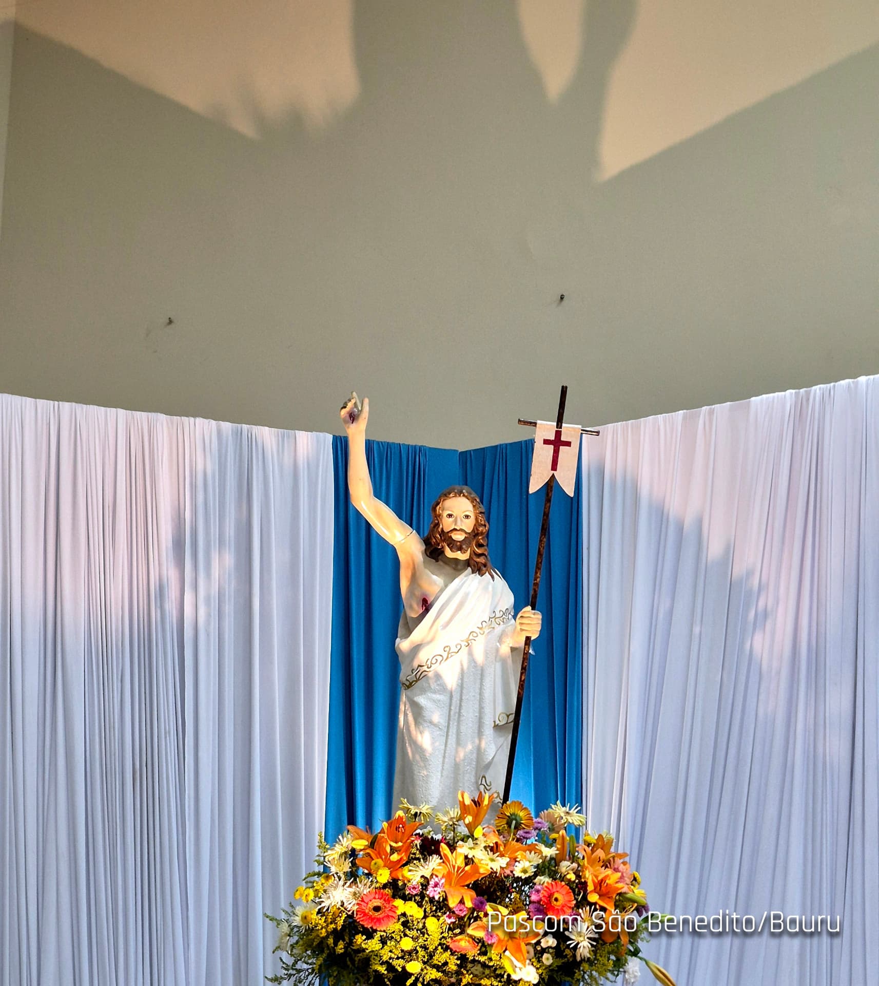 Imagem de Cristo Ressuscitado ornamentada com flores