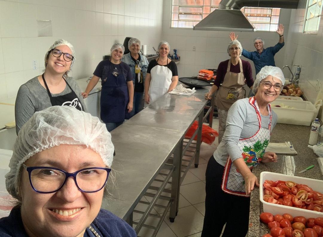 Equipe da matriz preparando os alimentos para a Festa Junina