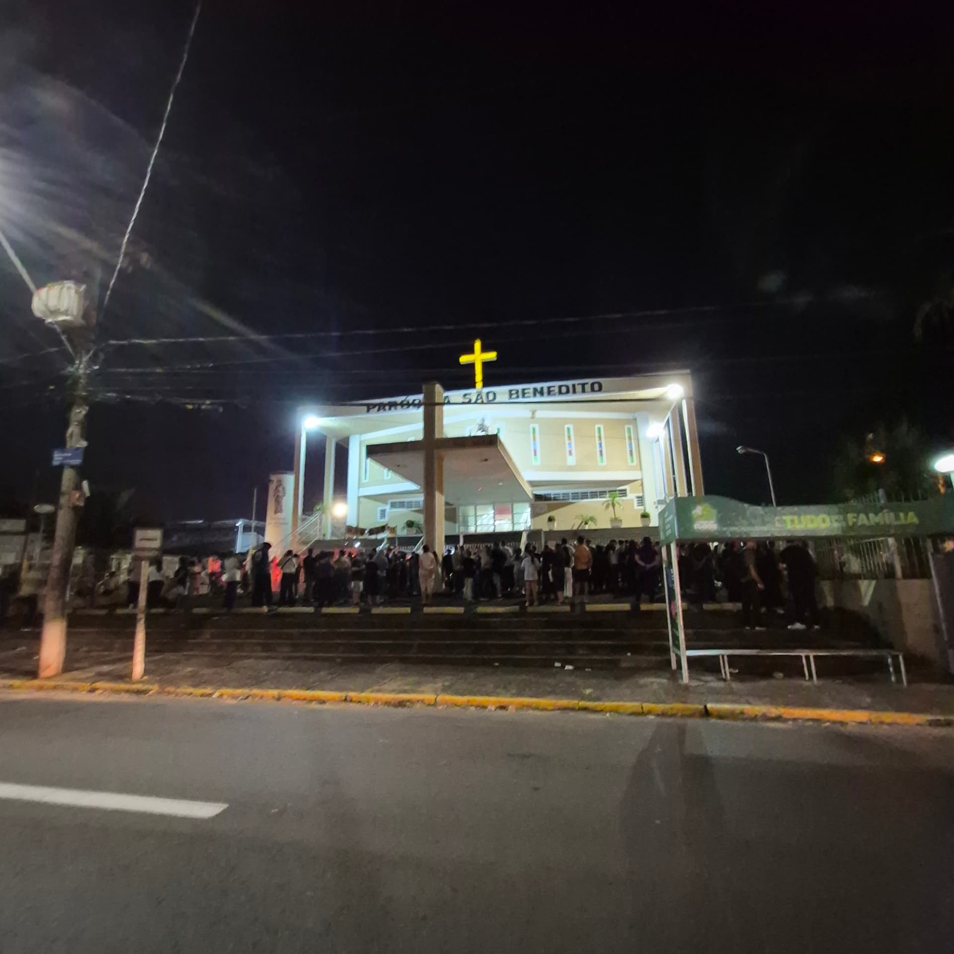 Comunidade reunida na escadaria da Paróquia São Benedito à noite
