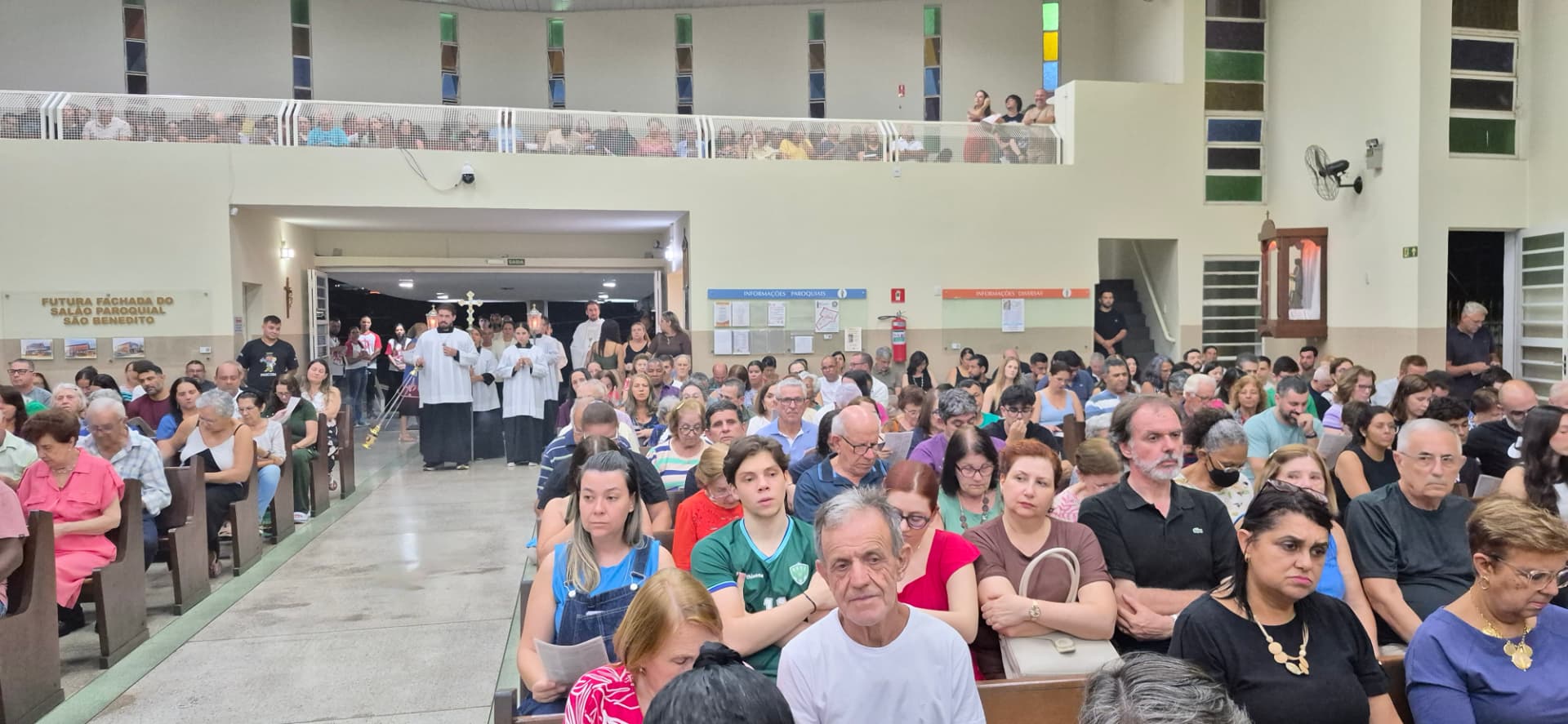 Assembleia acompanhando a entrada da procissão na Matriz