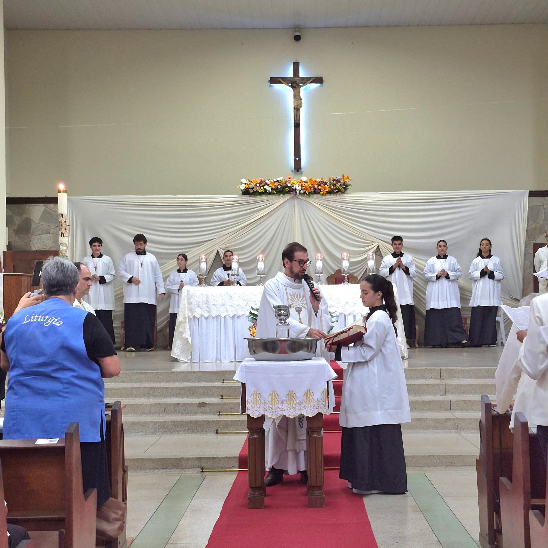 Padre Milton Carraschi na bênção da água batismal