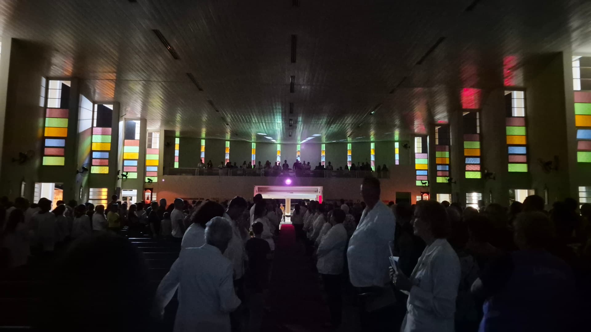 Igreja às escuras no início da Vigília Pascal