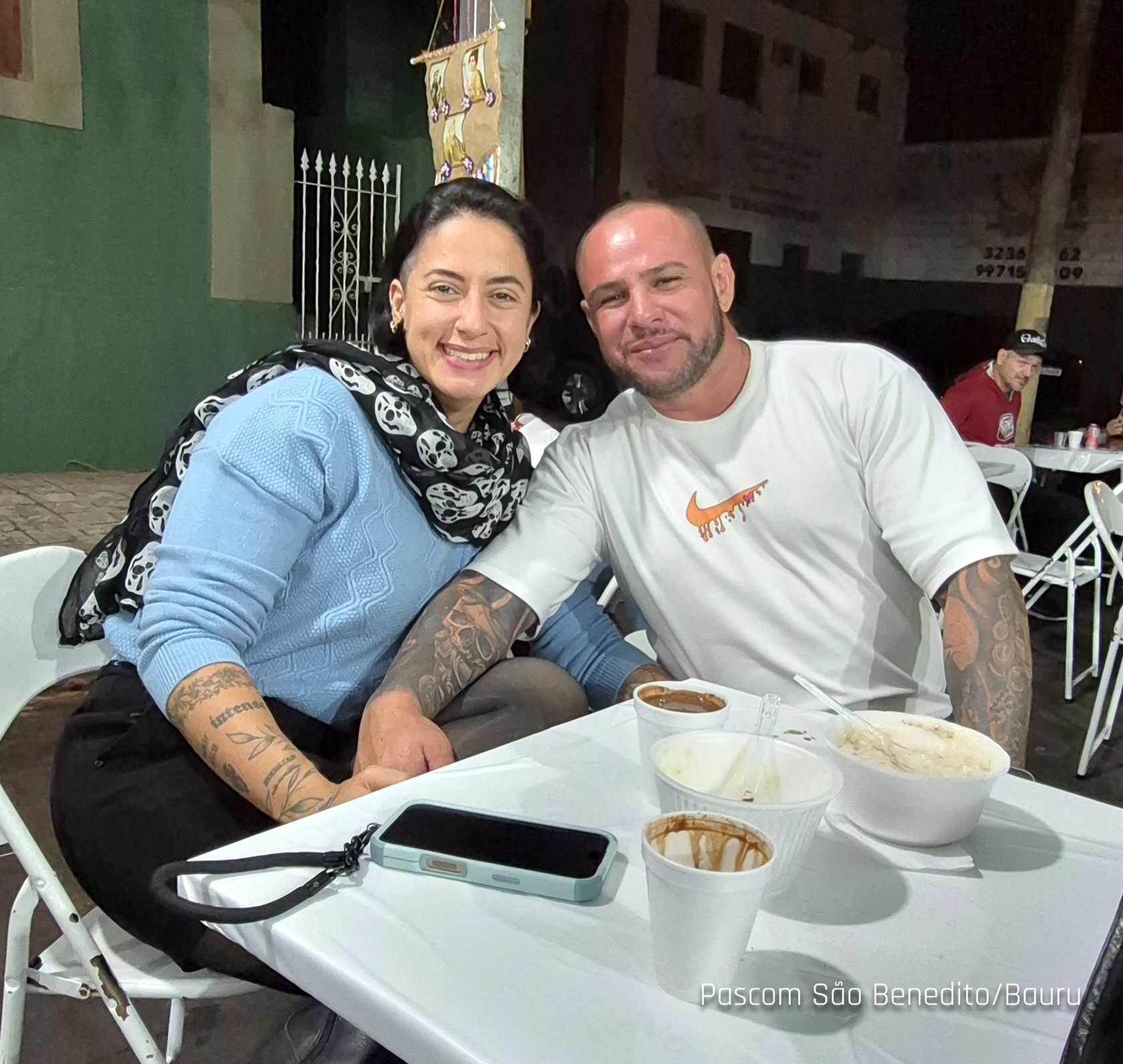 Casal aproveitando as comidas típicas na quermesse