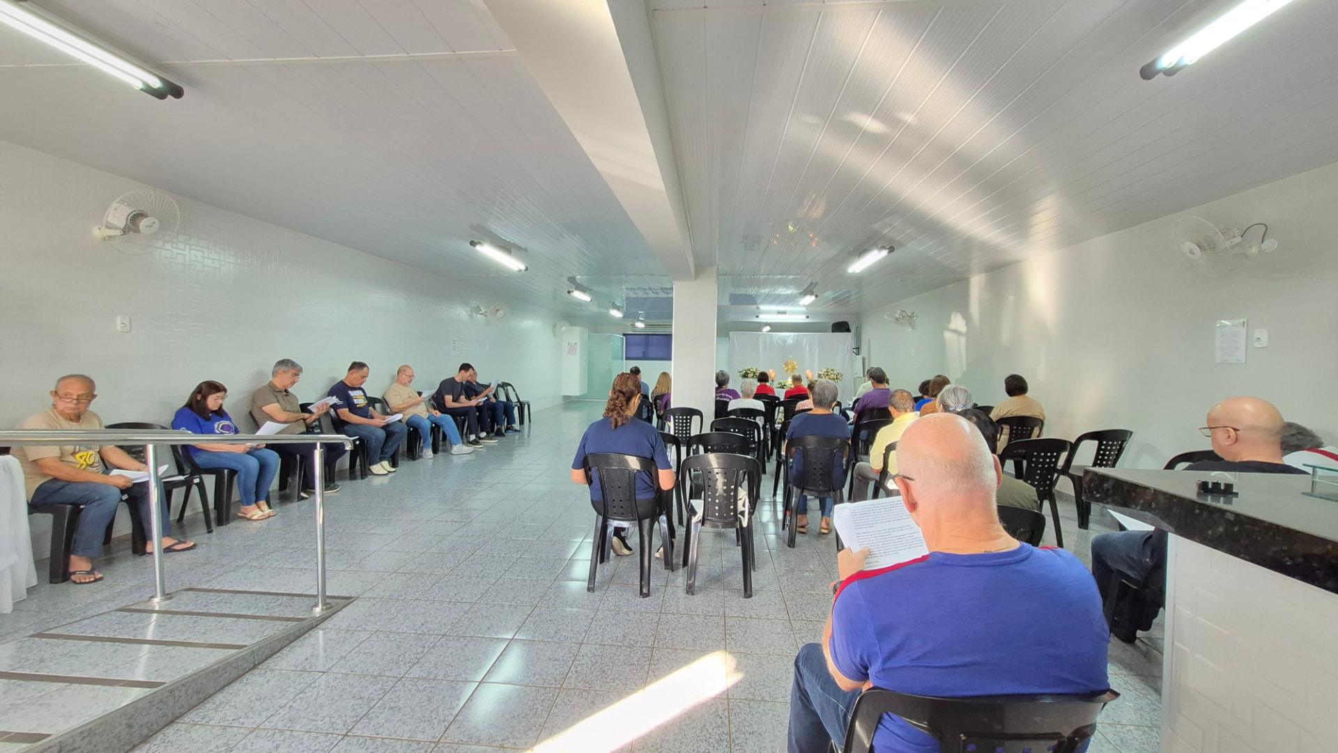 Fiéis em oração na Sala Rainha da Paz durante a Vigília Pascal