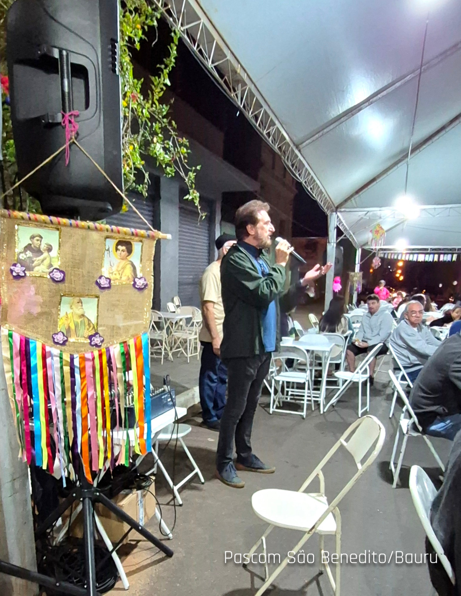 Animação com microfone sob a tenda da quermesse