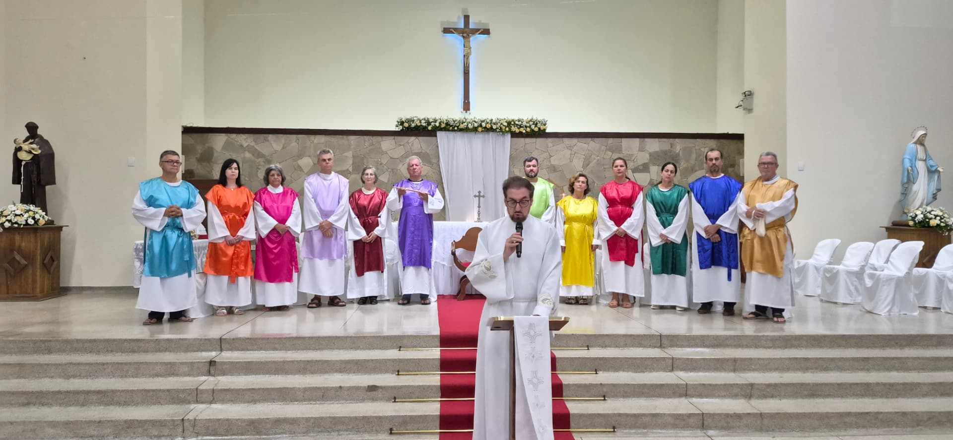 Ministros paramentados diante do altar na Quinta-feira Santa