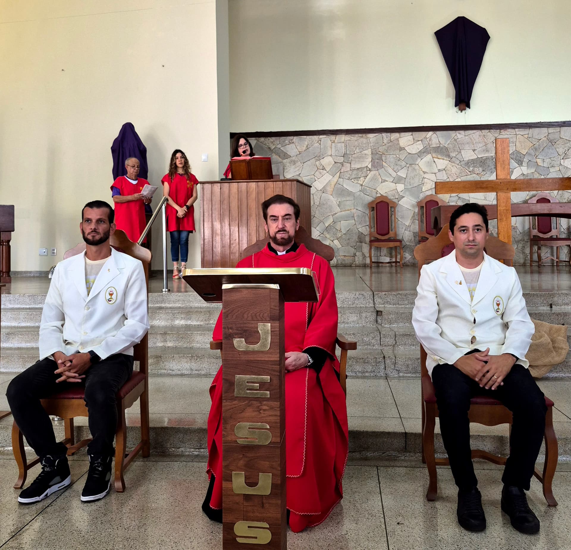 Padre Milton e ministros durante a Celebração da Paixão