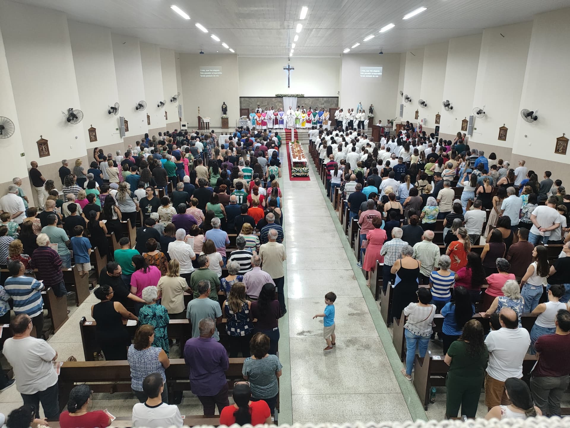 Assembleia de pé durante a Missa da Ceia do Senhor