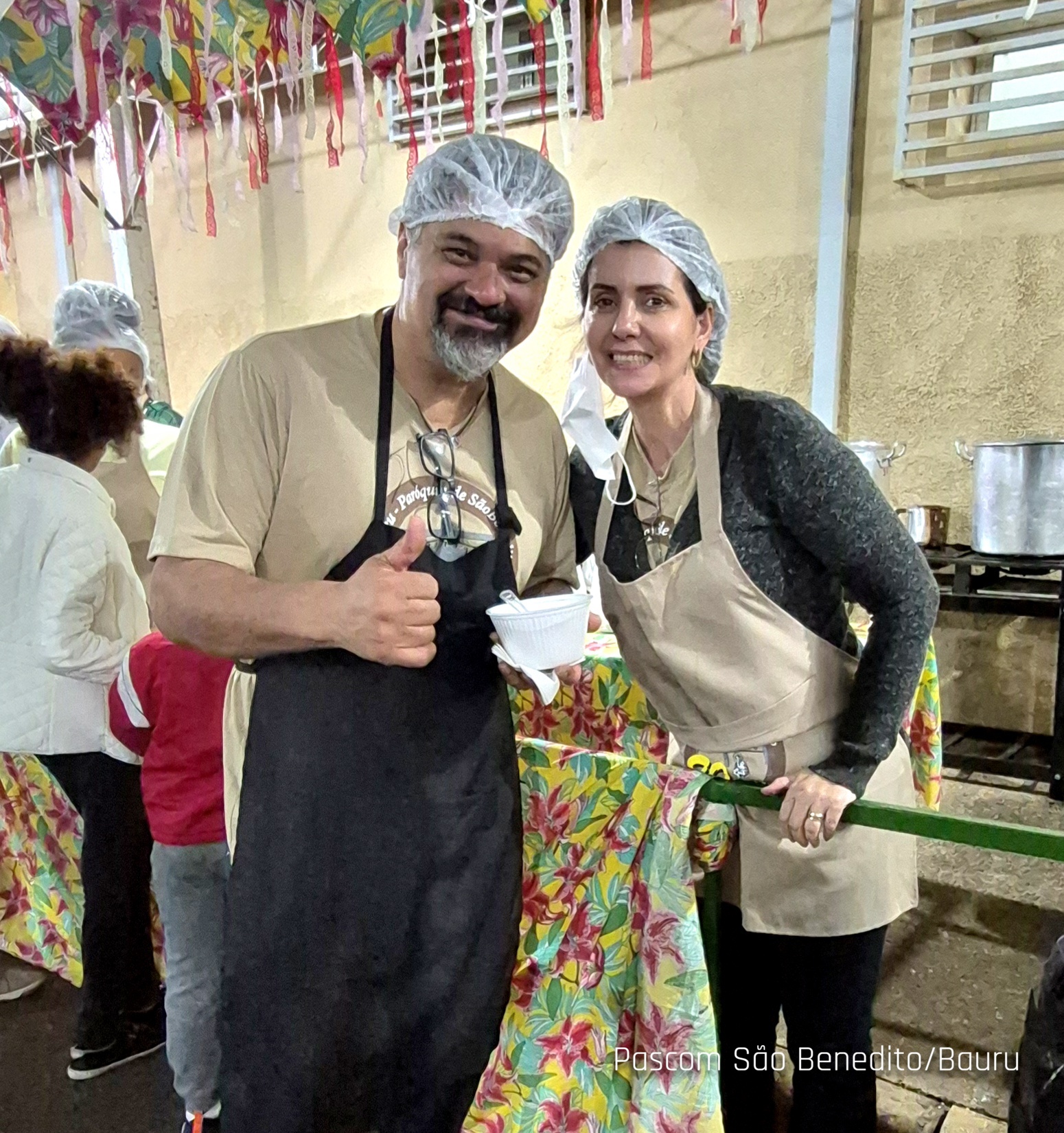 Voluntários servindo caldos na Festa Junina São Benedito