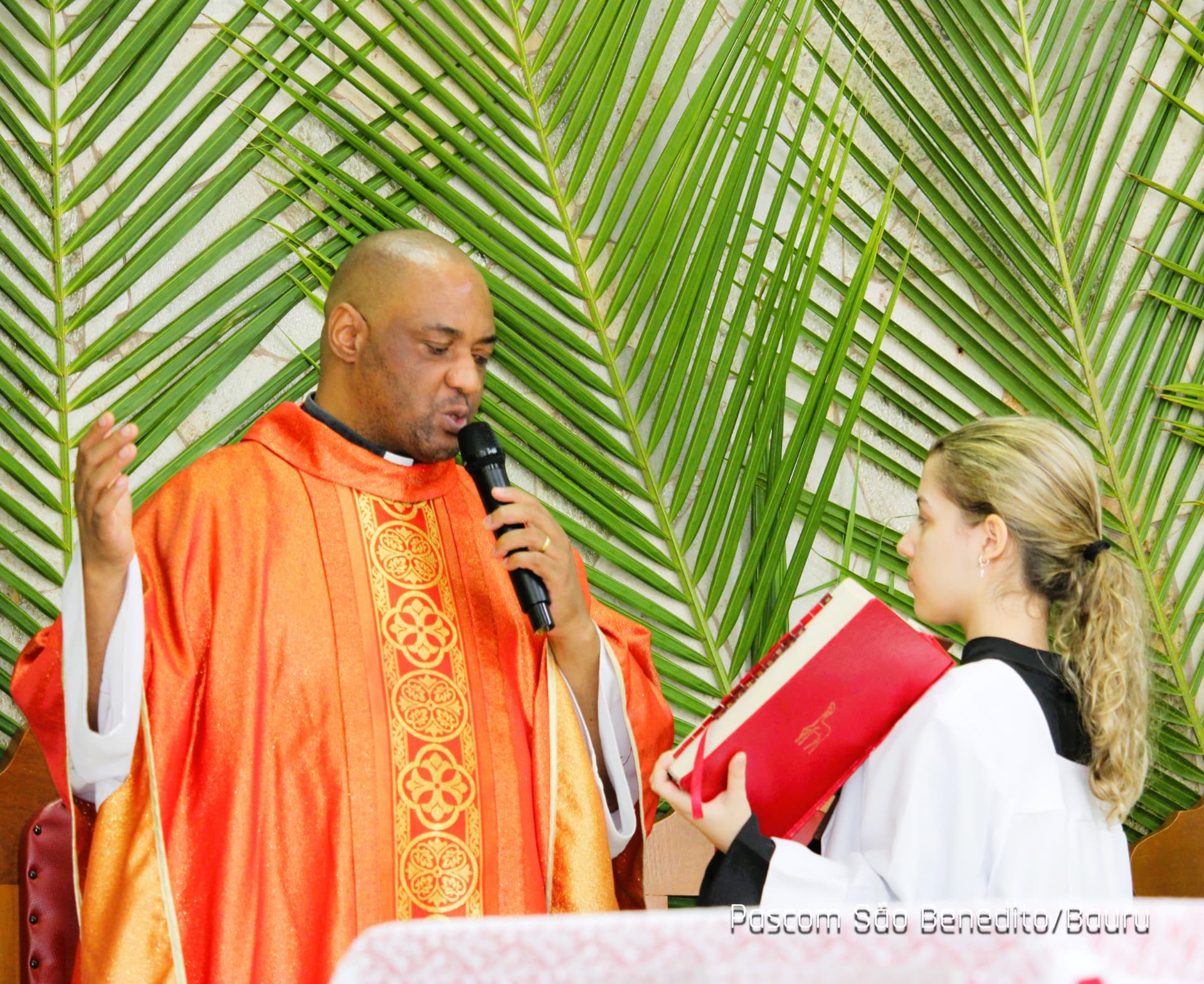Padre proclamando a Palavra no Domingo de Ramos
