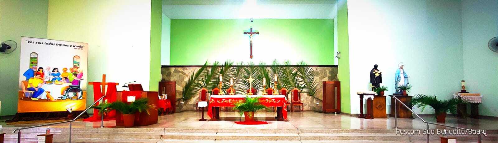 Altar da Matriz ornamentado com palmas para o Domingo de Ramos
