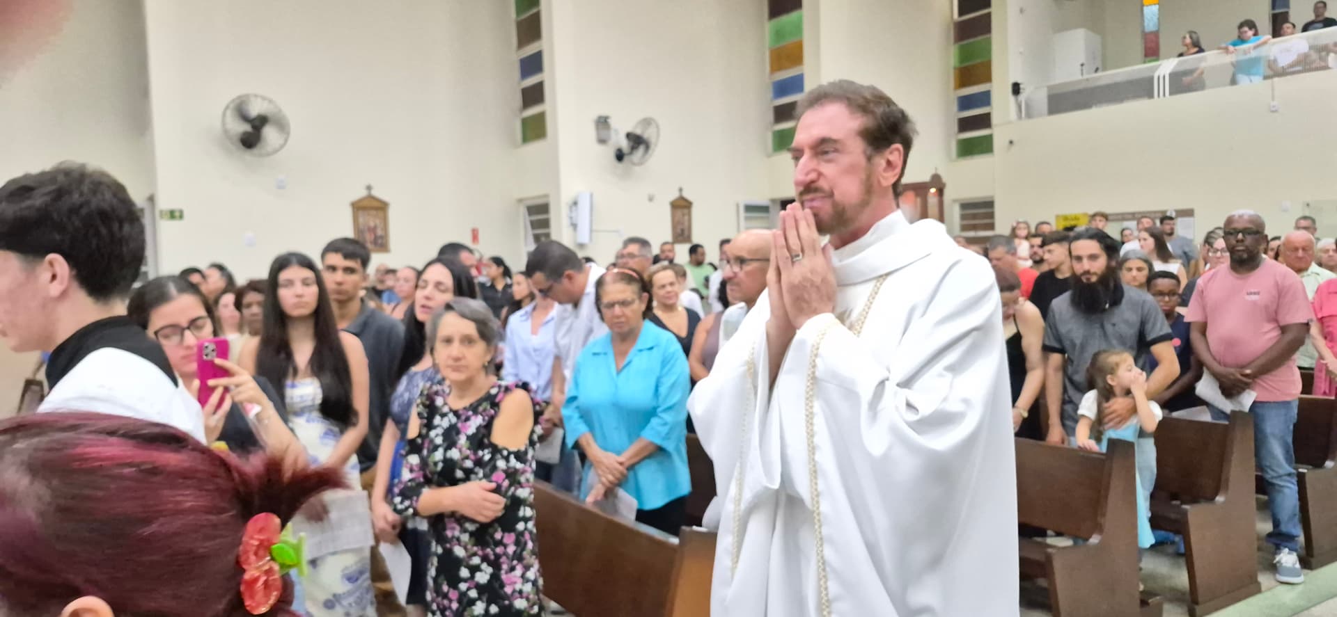 Padre em oração durante a celebração da Quinta-feira Santa