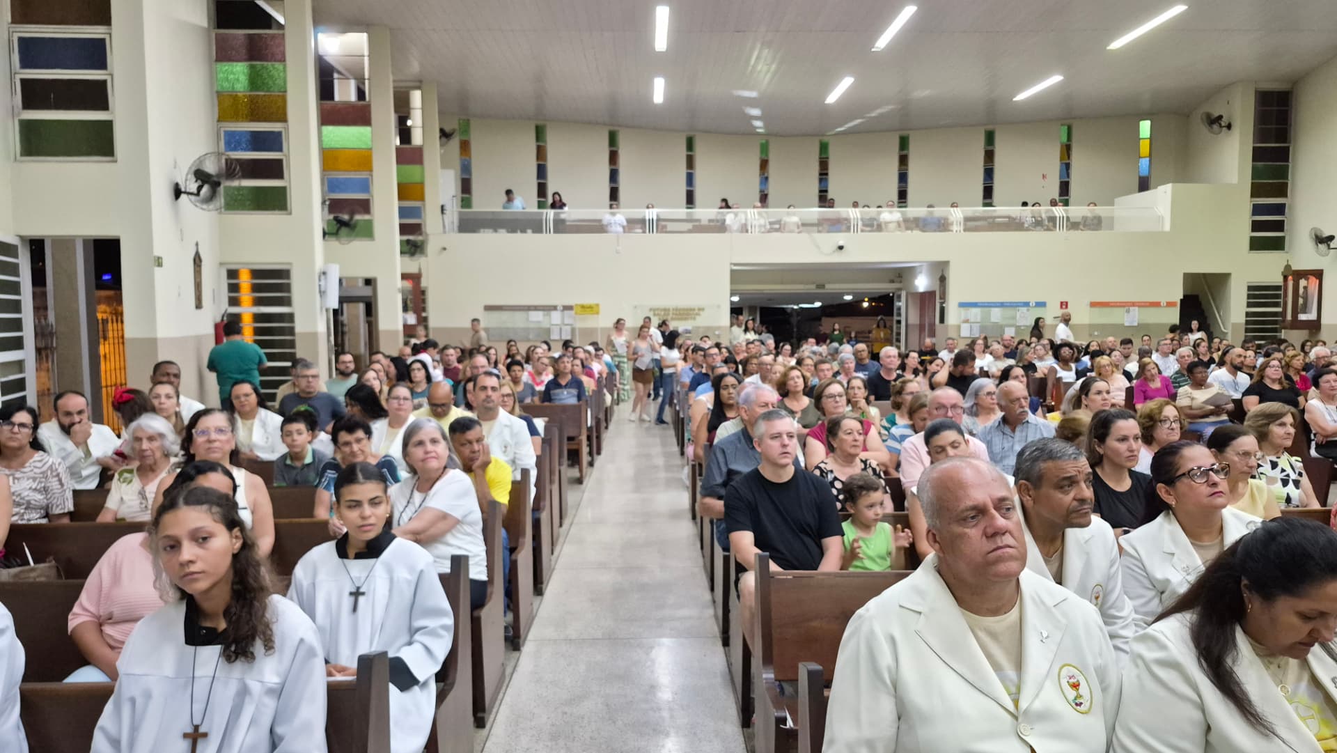 Comunidade e ministros reunidos na matriz no Sábado Santo
