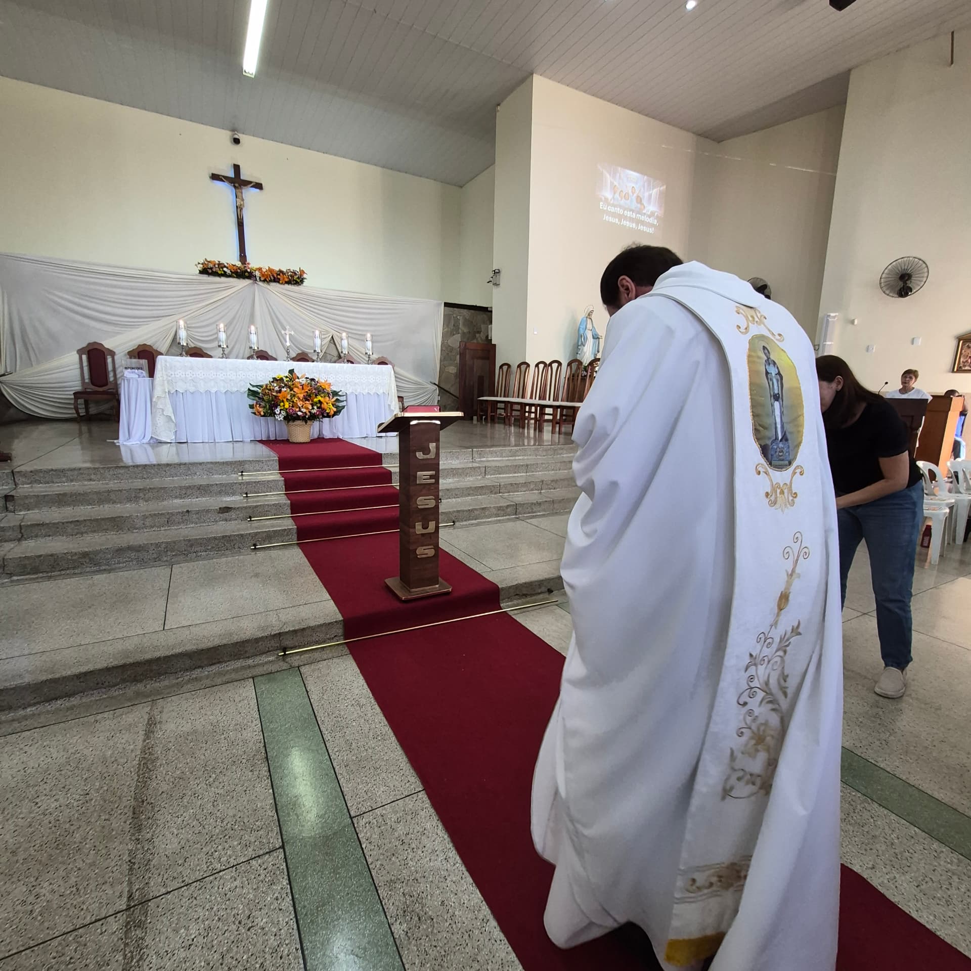 Padre Milton diante do altar preparado para a Missa de Páscoa